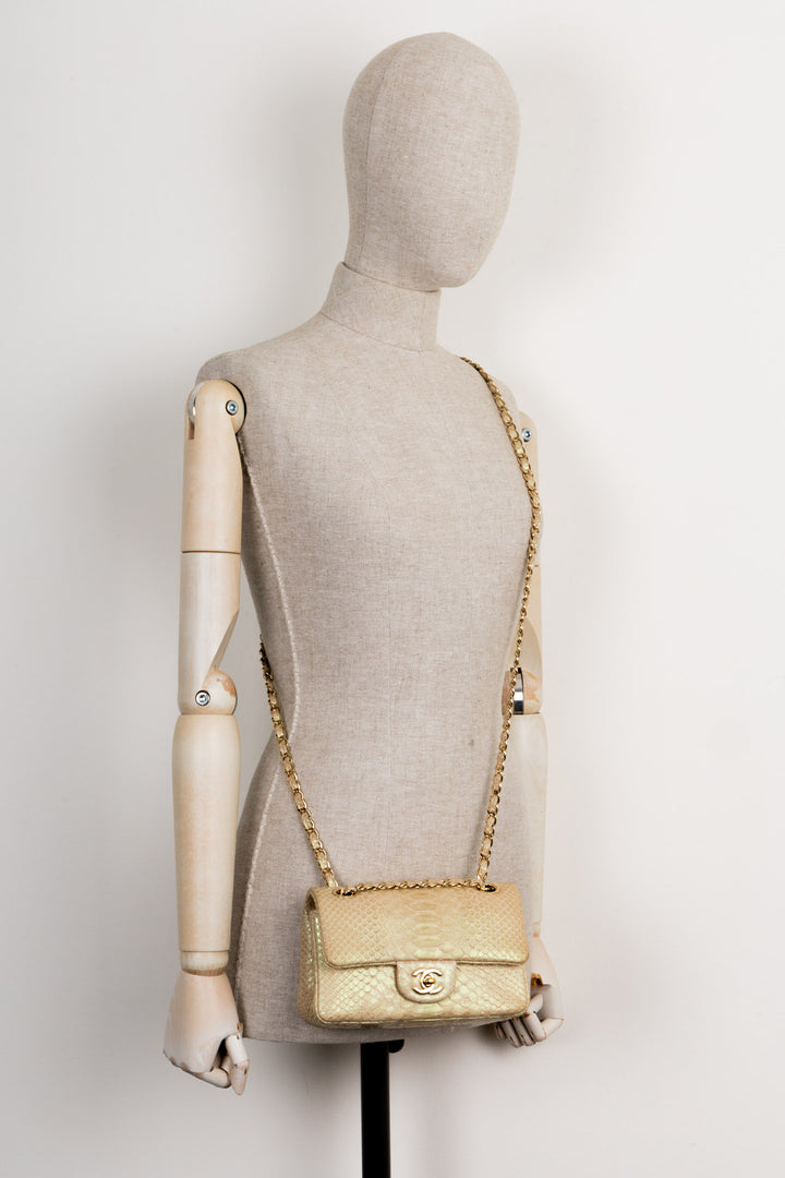CHANEL Mini Sac à Rabat Simple Python Irisé Beige