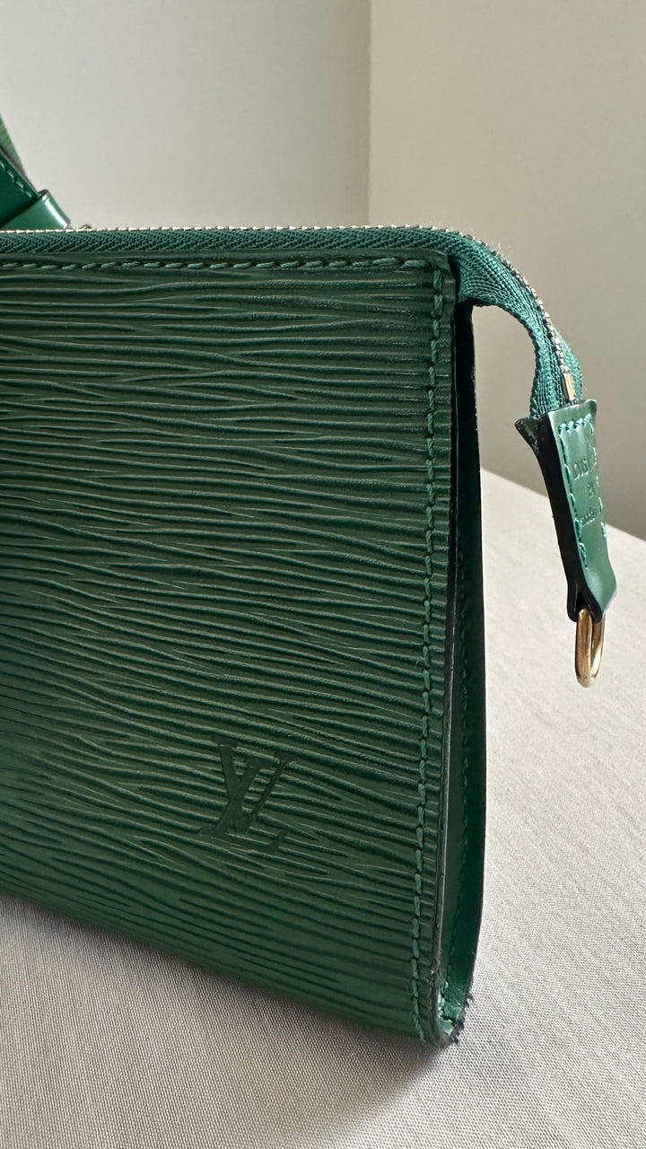 LOUIS VUITTON Pochette Epi Green