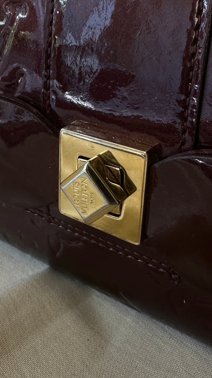 LOUIS VUITTON Sarah Noeud Wallet Vernis Burgundy