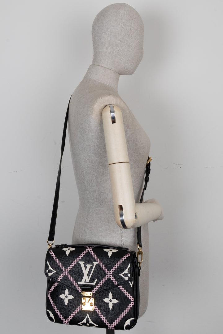 LOUIS VUITTON Pochette Metis Giant Broderies Empreinte Black