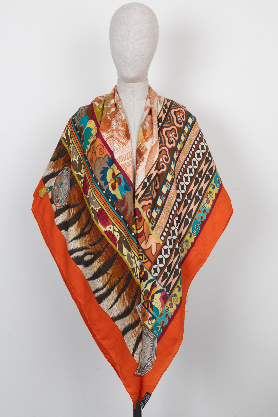 HERMÈS La Femme aux semelles de vent Scarf 140 Cashmere Orange