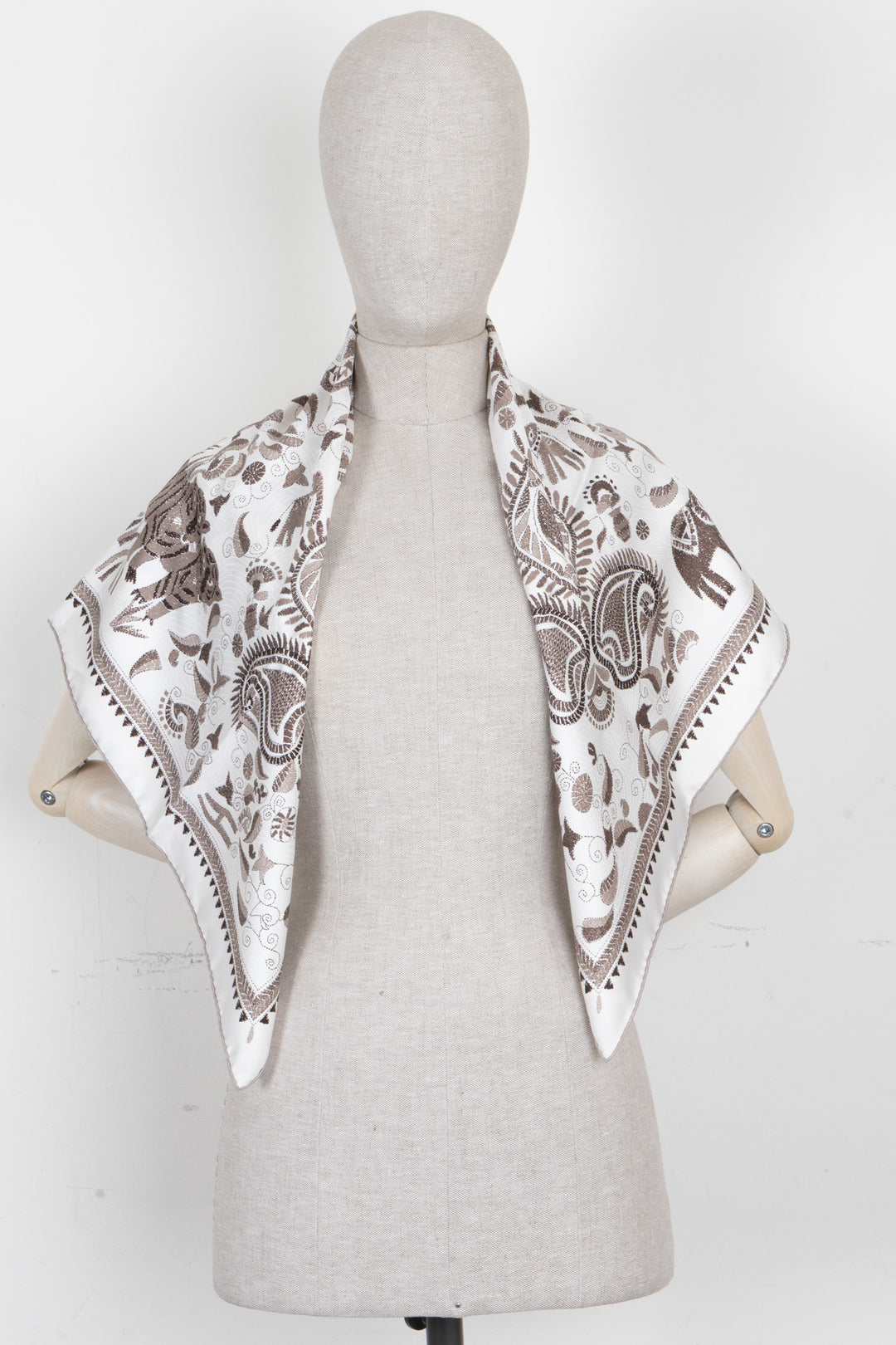 HERMÈS Kantha 90 Carré Silk White