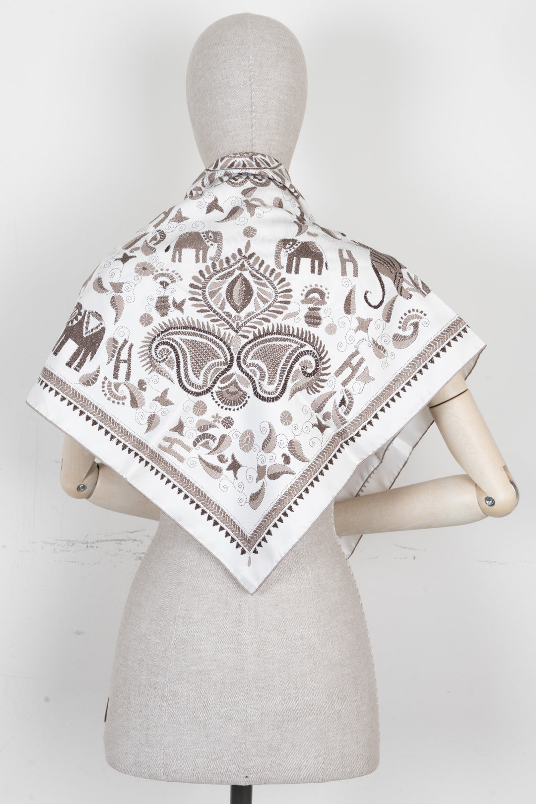 HERMÈS Kantha 90 Carré Silk White