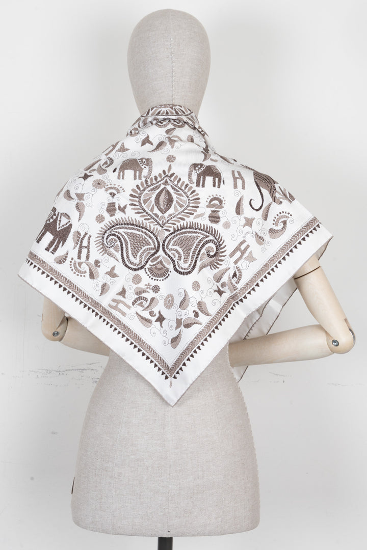 HERMÈS Kantha 90 Carré Silk White