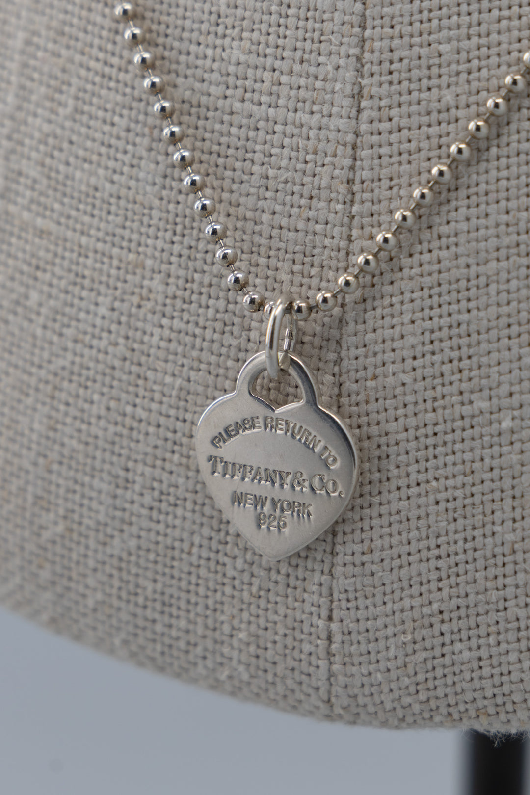 TIFFANY & CO. Collier long à pendentif cœur moyen RTT en argent 925