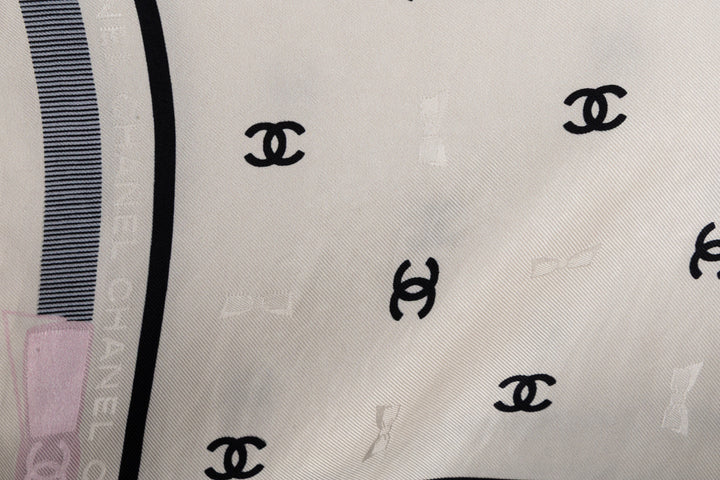 Carré en soie CHANEL 2025 CC Bow Tie 90 blanc