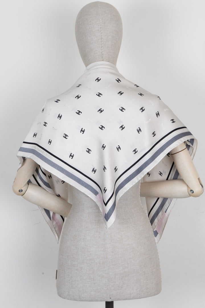 Carré en soie CHANEL 2025 CC Bow Tie 90 blanc