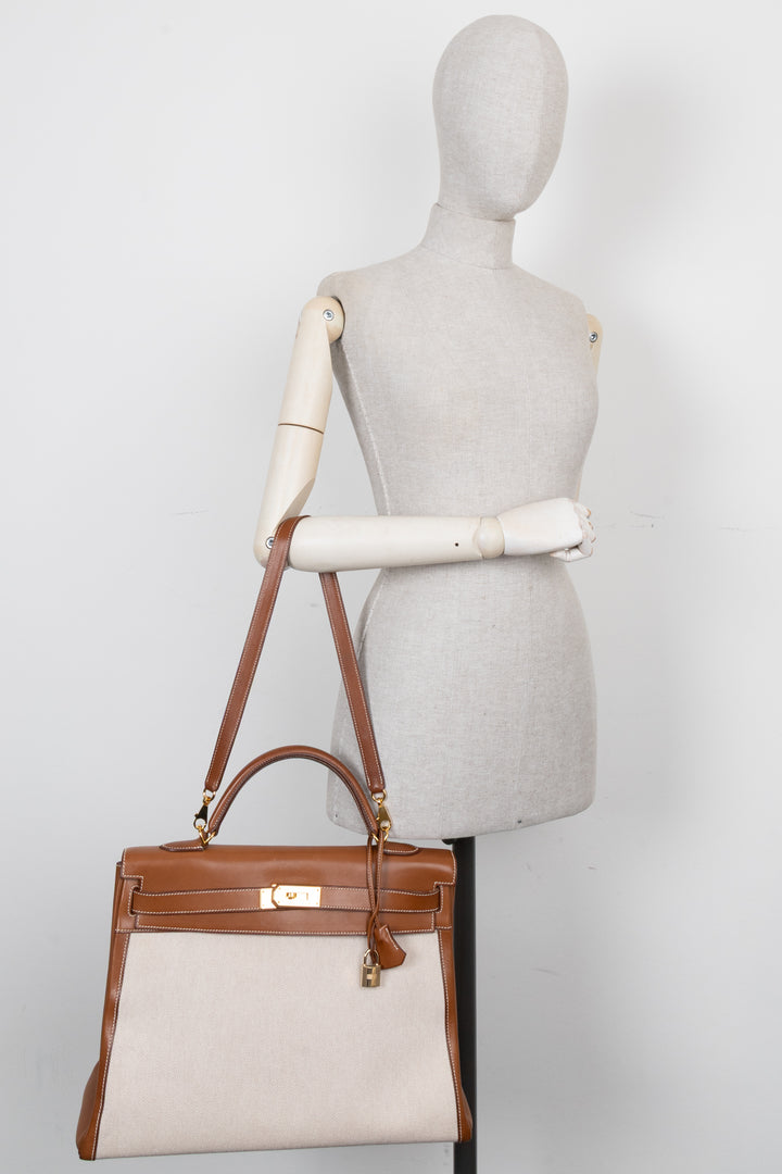 HERMÈS Kelly 40 Retourne Gold Barenia Toile H