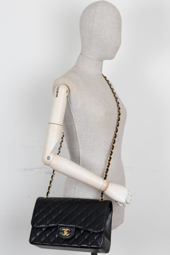 Sac à rabat doublé Chanel grand modèle en cuir caviar noir