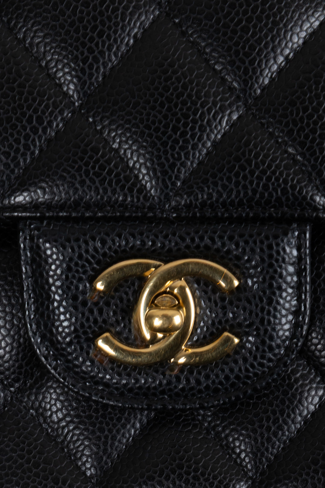 Sac à rabat doublé Chanel grand modèle en cuir caviar noir