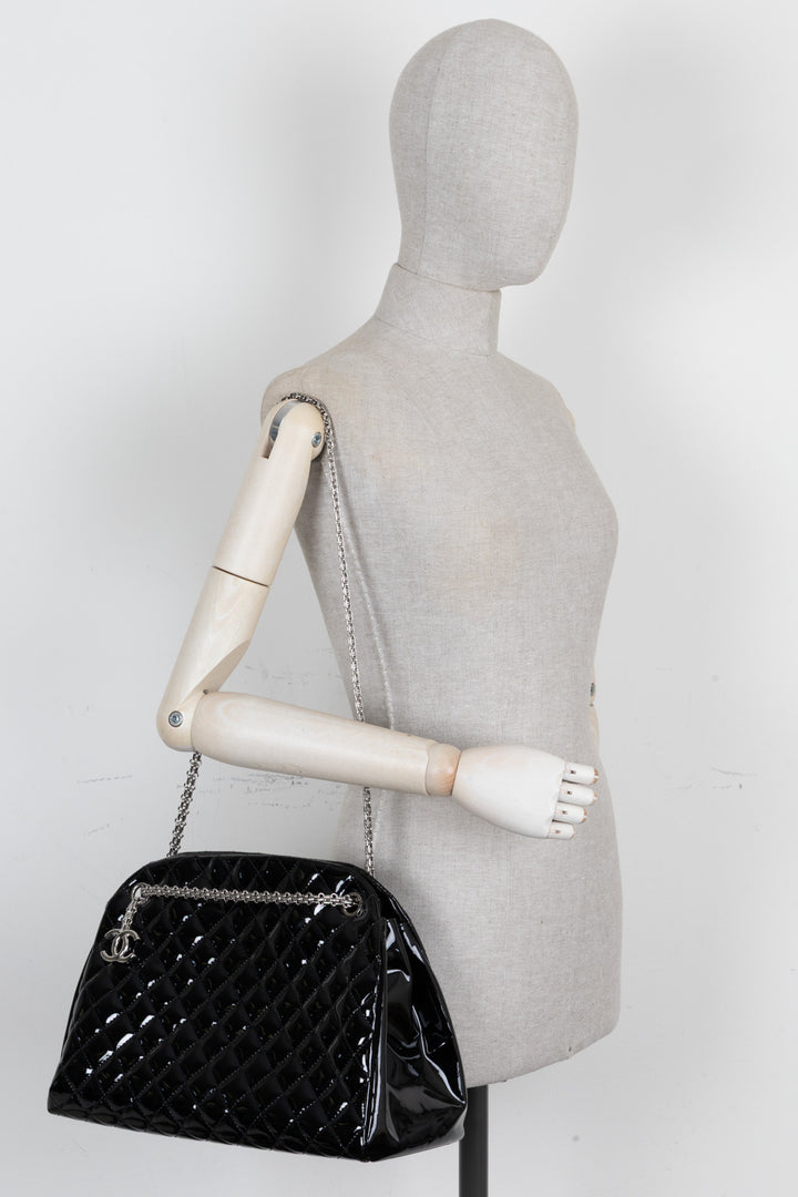Sac bowling CHANEL Just Mademoiselle en cuir verni noir