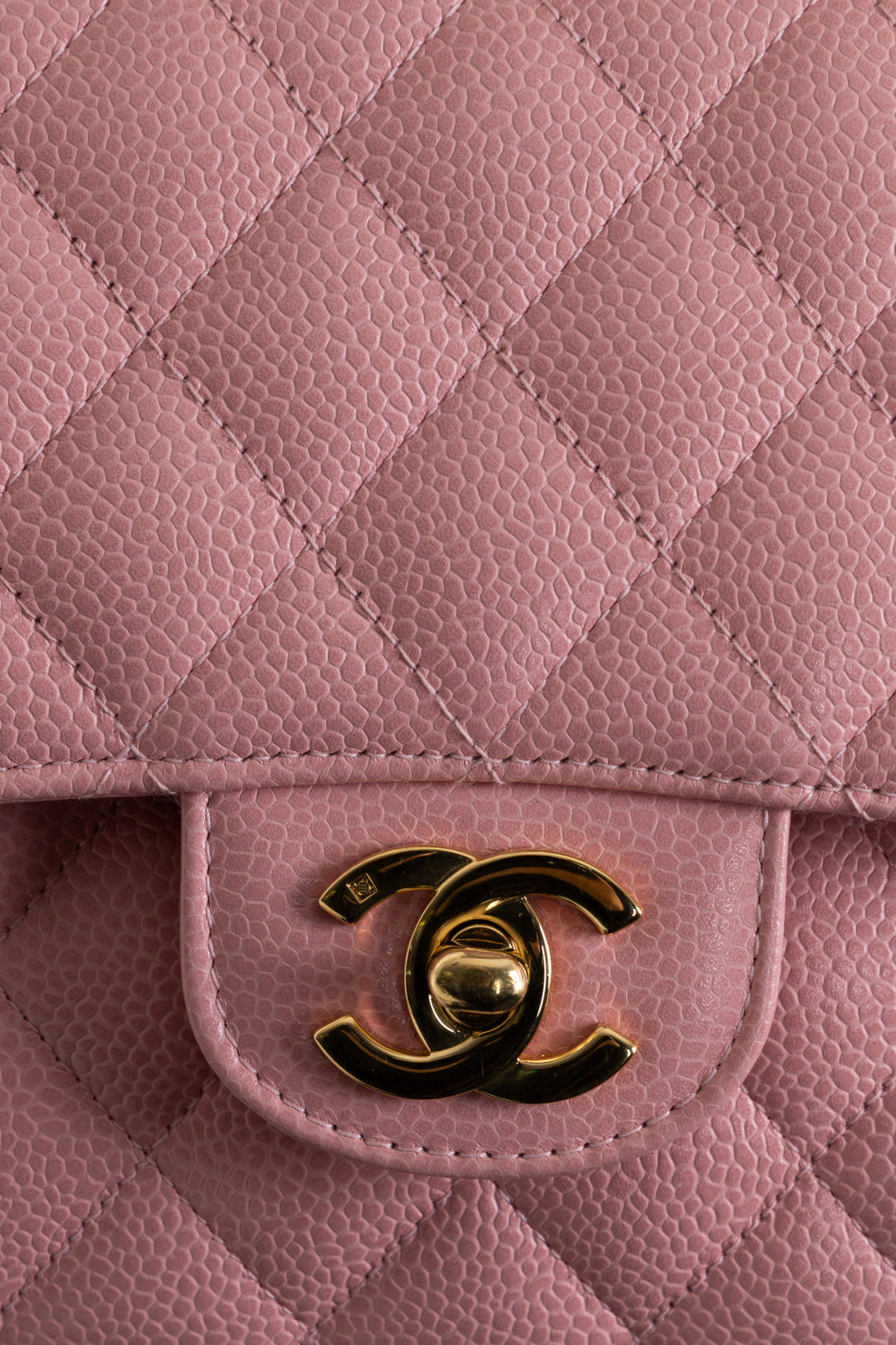 Sac à rabat doublé Chanel taille moyenne en cuir caviar rose