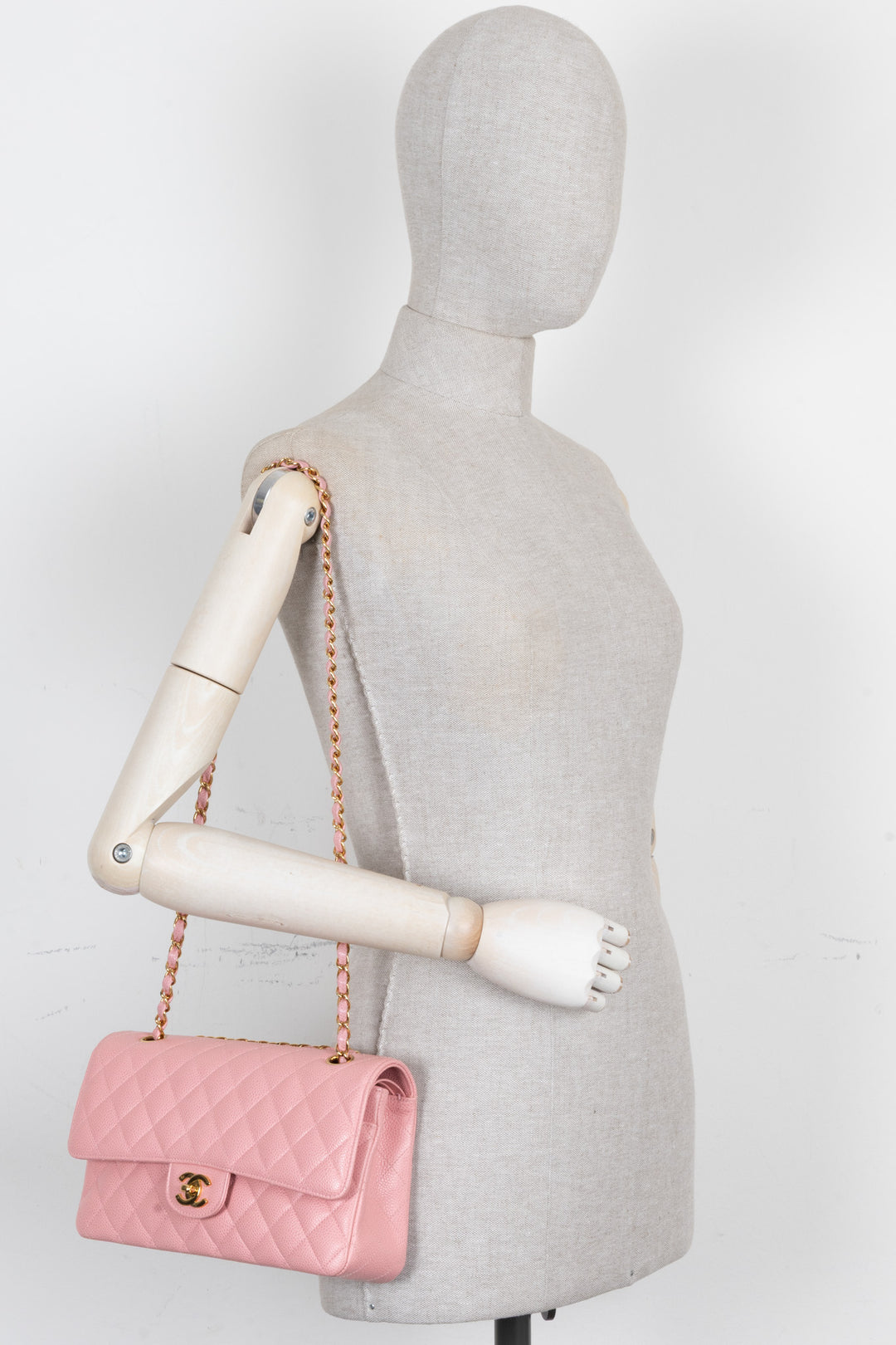 Sac à rabat doublé Chanel taille moyenne en cuir caviar rose