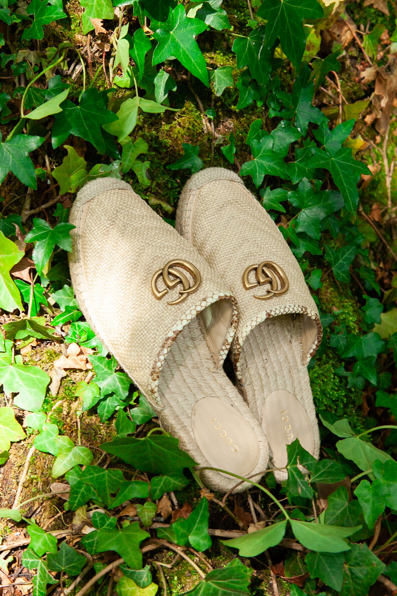 GUCCI Flats GG Raffia Beige