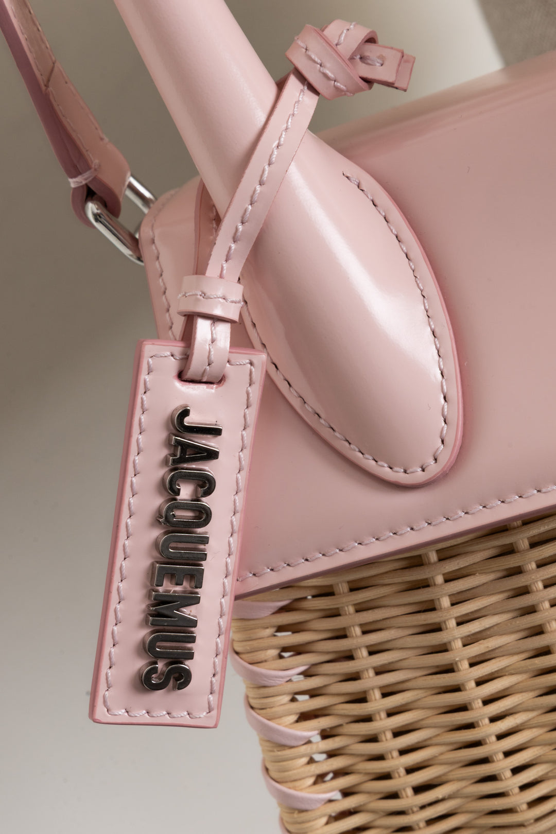 JACQUEMUS Sac à main Le Chiquito Moyen en osier et raphia rose