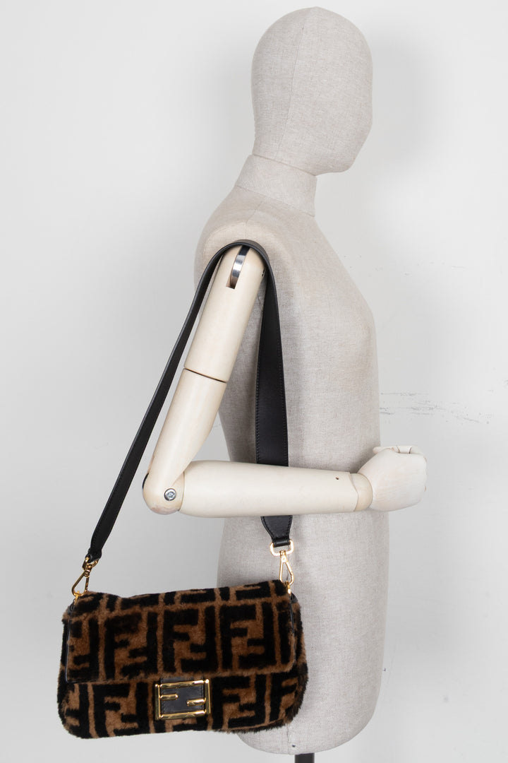 FENDI Sac baguette en peau de mouton retournée Zucca Marron