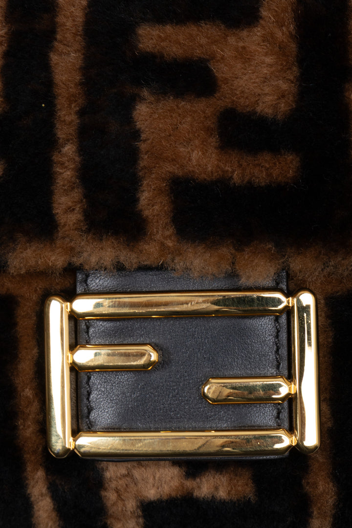 FENDI Sac baguette en peau de mouton retournée Zucca Marron