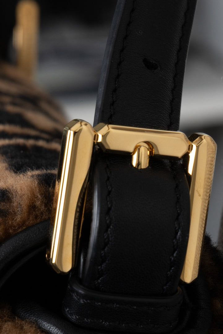 FENDI Sac baguette en peau de mouton retournée Zucca Marron