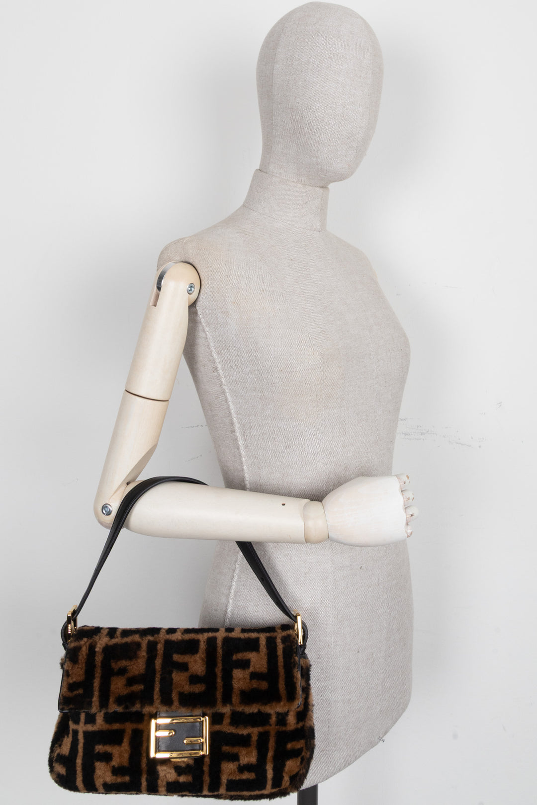 FENDI Sac baguette en peau de mouton retournée Zucca Marron