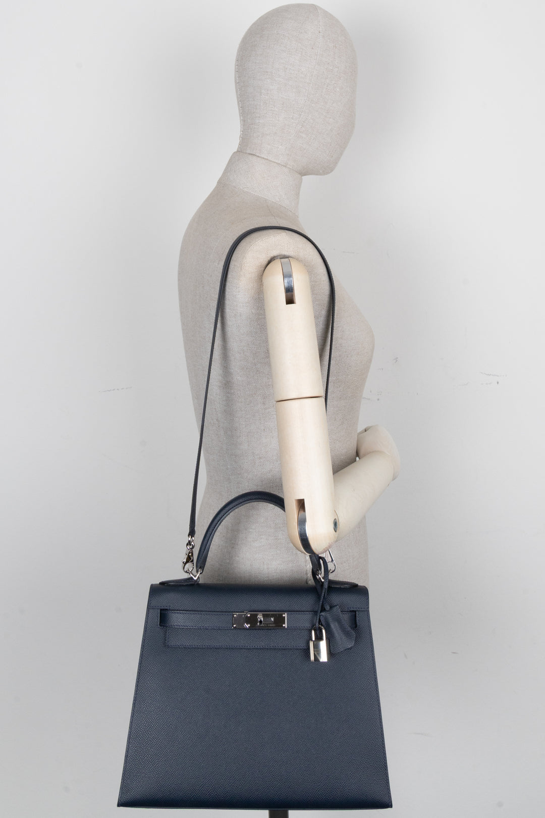 HERMÈS Kelly 28 Sellier Fer à Cheval Epsom Bleu Indigo Bleu Électrique