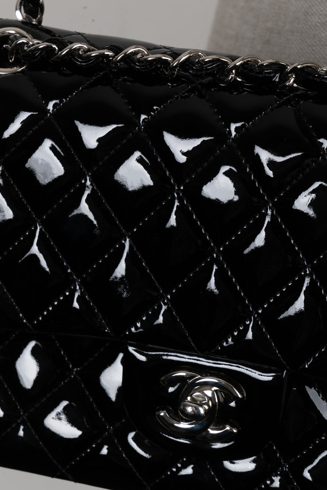 Sac CHANEL moyen à double rabat en cuir verni noir