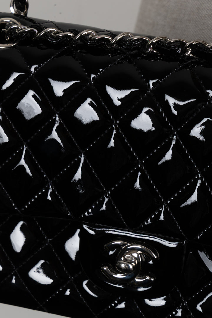 Sac CHANEL moyen à double rabat en cuir verni noir