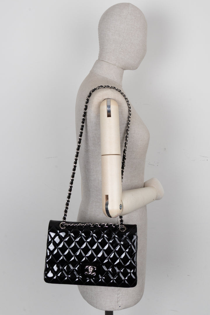 Sac CHANEL moyen à double rabat en cuir verni noir