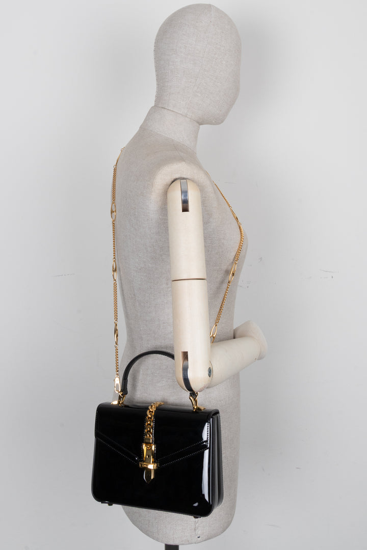 Sac à main GUCCI Sylvie 1969 Mini à poignée supérieure, noir verni