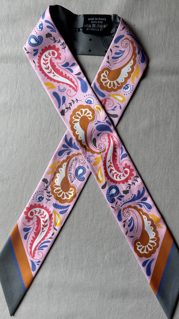 HERMÈS Guepards Bandana Twilly Silk Grey Pink