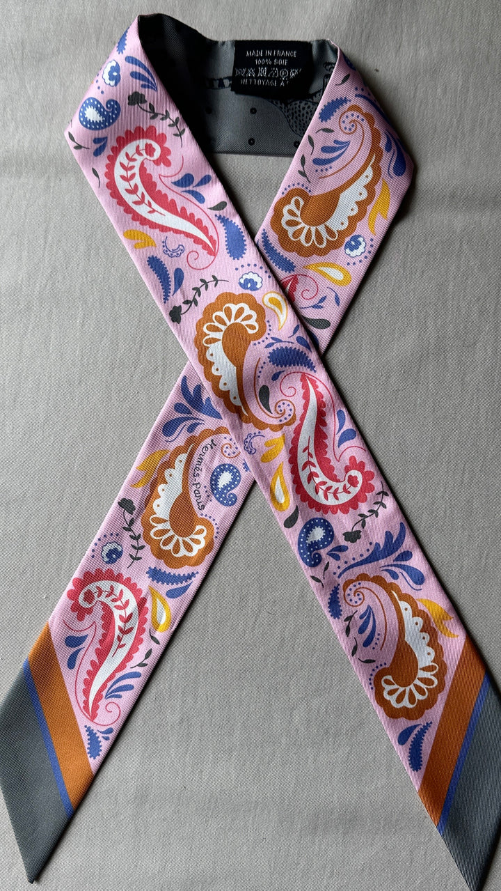 HERMÈS Guepards Bandana Twilly Silk Grey Pink