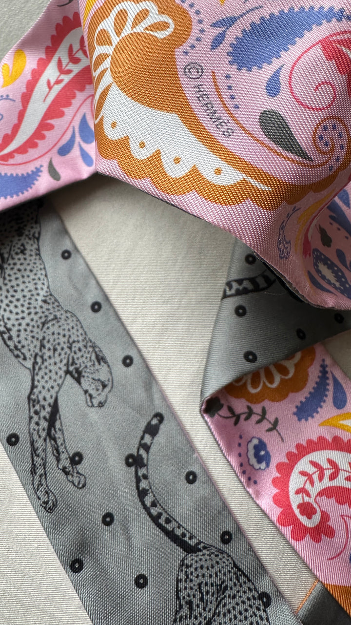 HERMÈS Guepards Bandana Twilly Silk Grey Pink