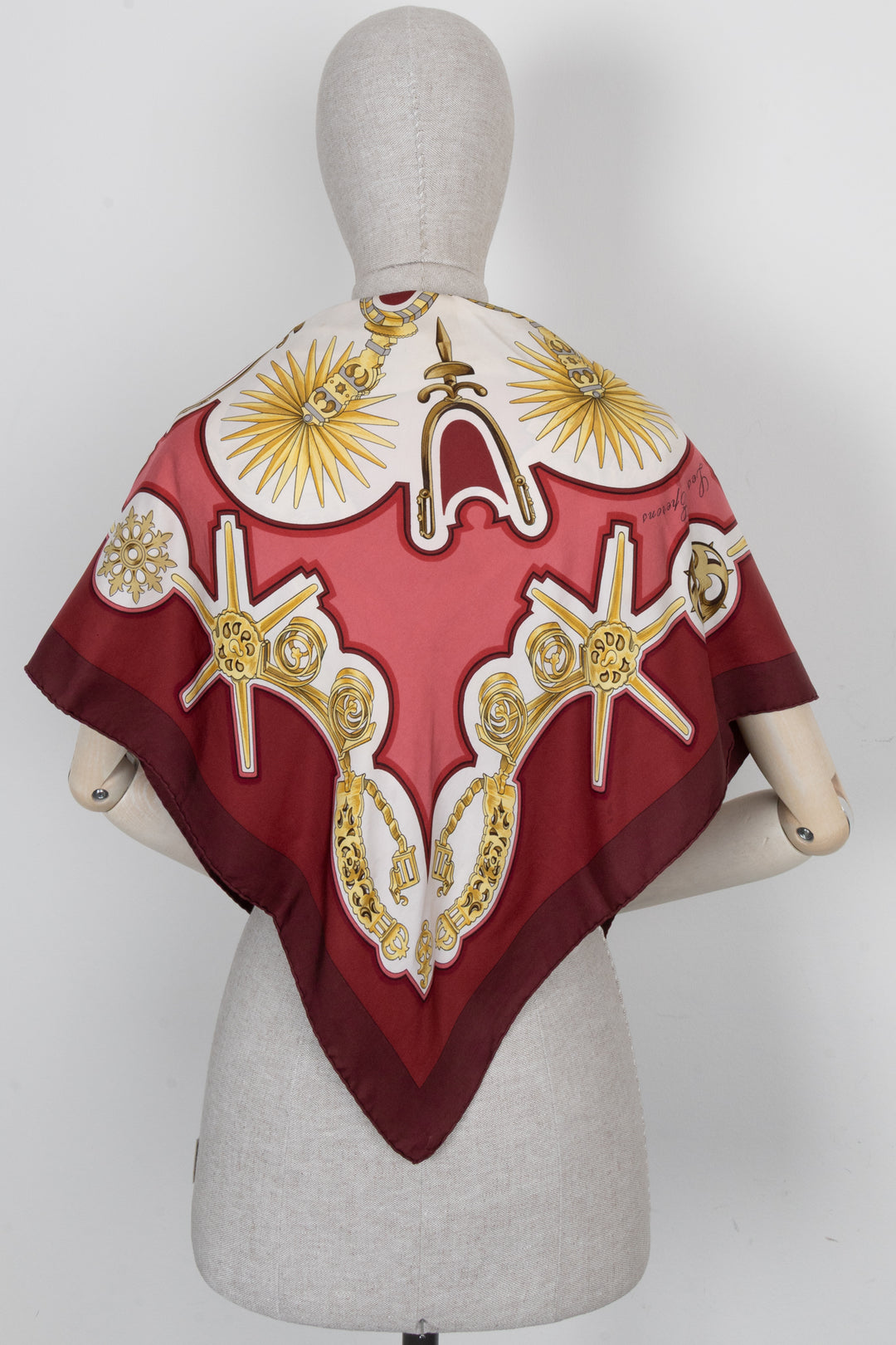 Carré en soie Hermès Les Épérons 90 bordeaux