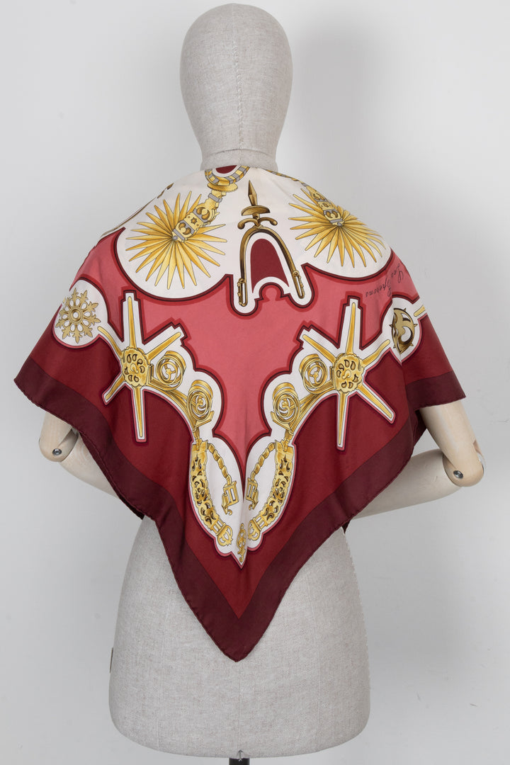 Carré en soie Hermès Les Épérons 90 bordeaux