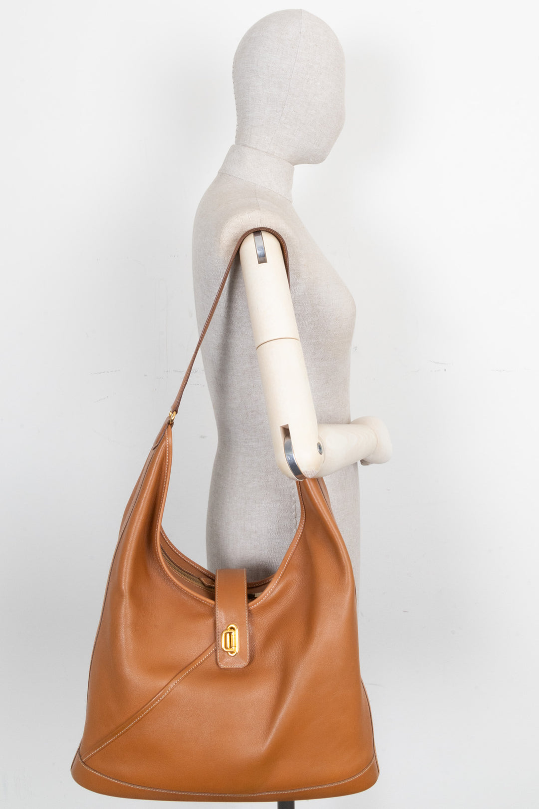 HERMÈS Duska Hobo Bag Gulliver Gold