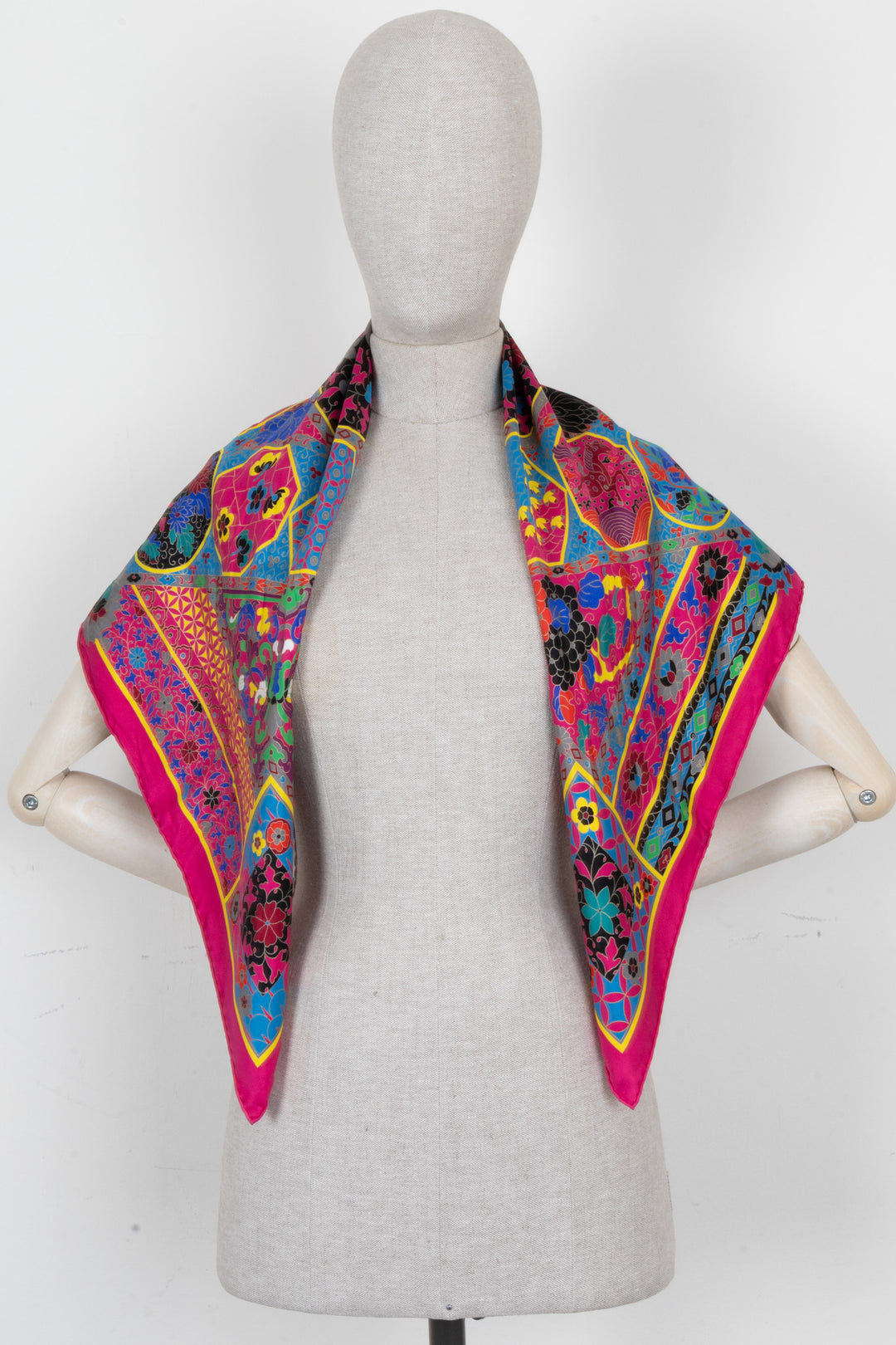 HERMÈS Collections Impériales Carré 90 Silk Multicolor