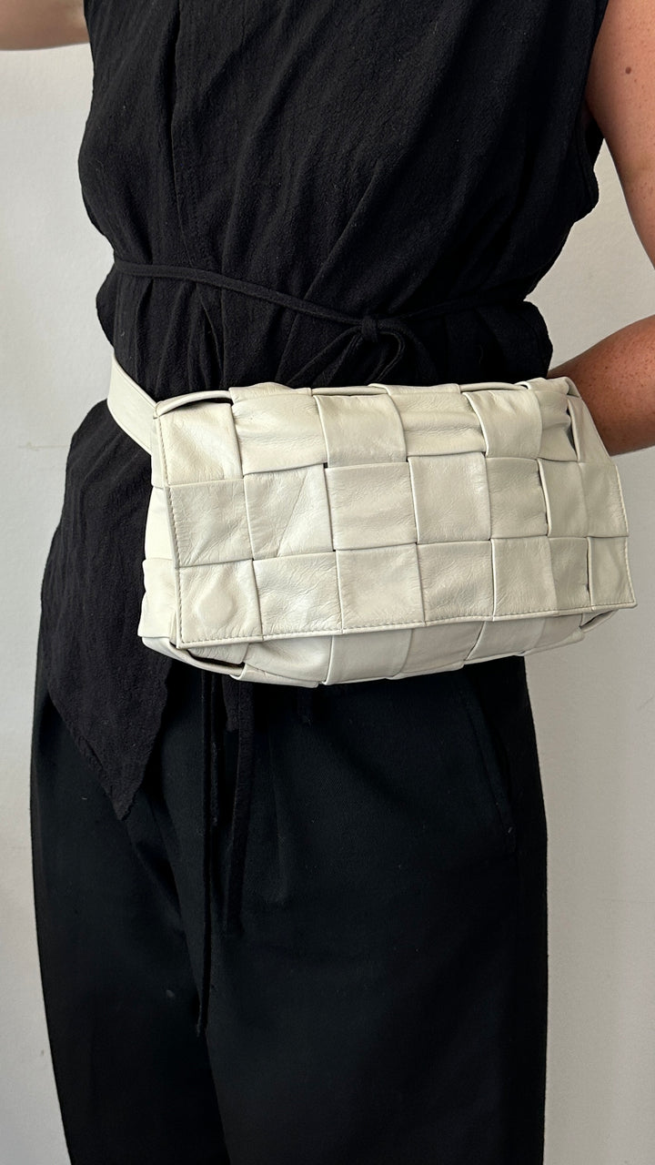 BOTTEGA VENETA Cassette Belt Bag Creme