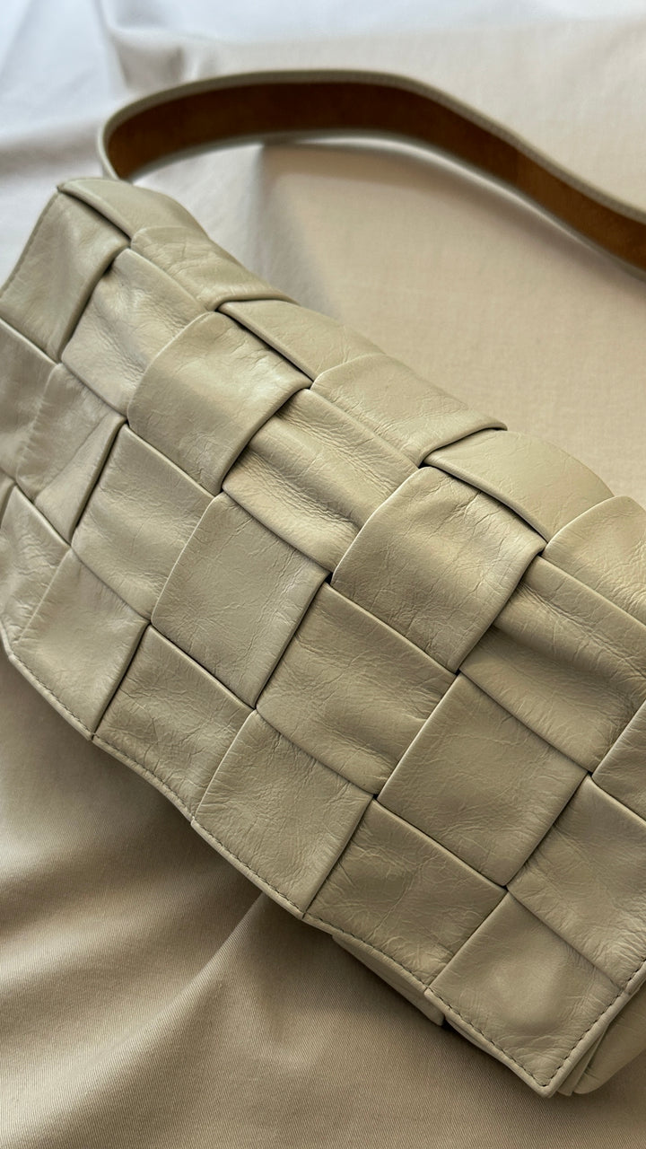 BOTTEGA VENETA Cassette Belt Bag Creme