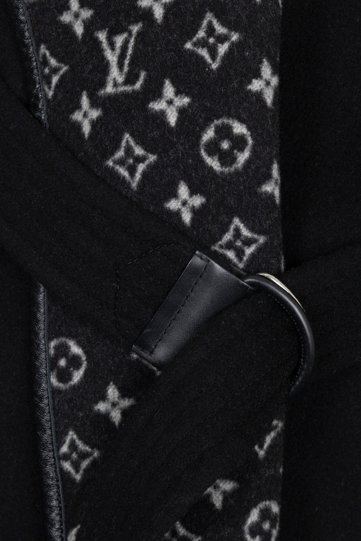 LOUIS VUITTON Manteau portefeuille à capuche en laine noire