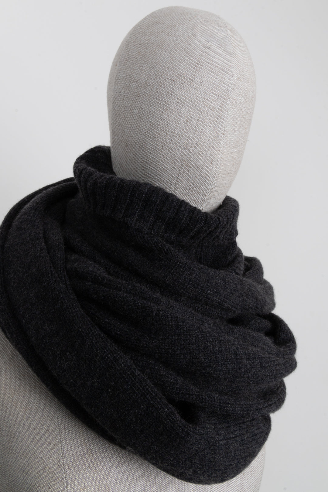 Étole à col roulé en maille Hermès, cachemire gris