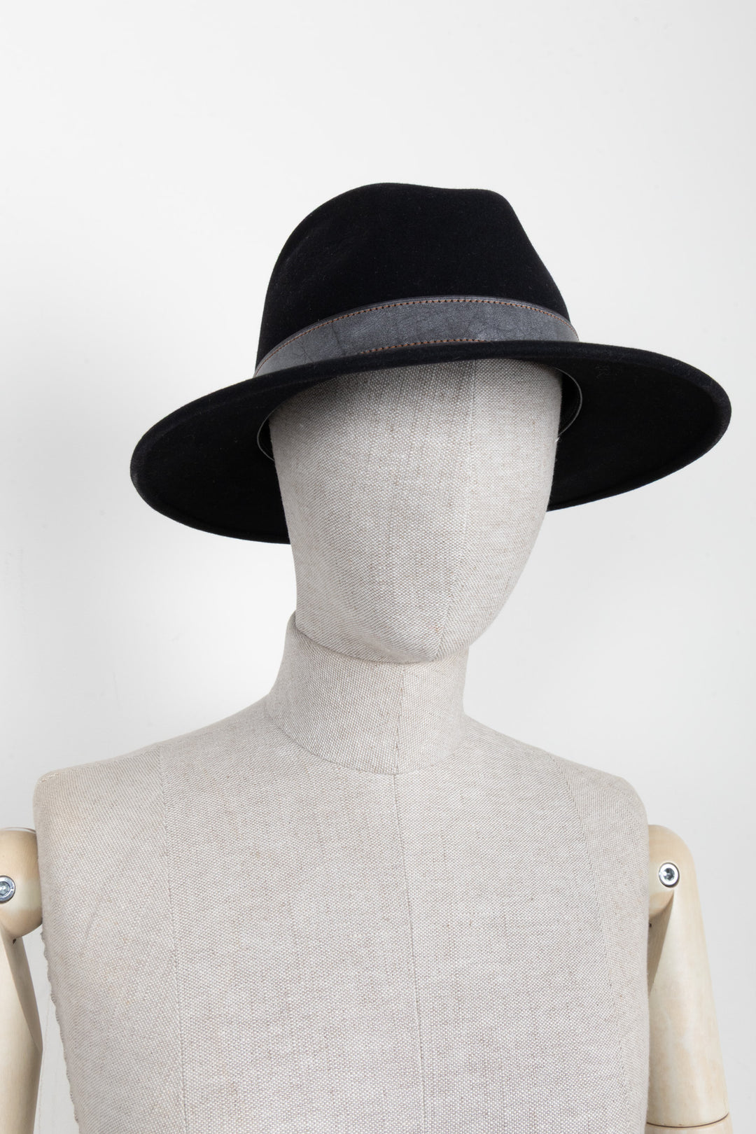 Chapeau HERMÈS en feutre de lapin noir, garni de cuir