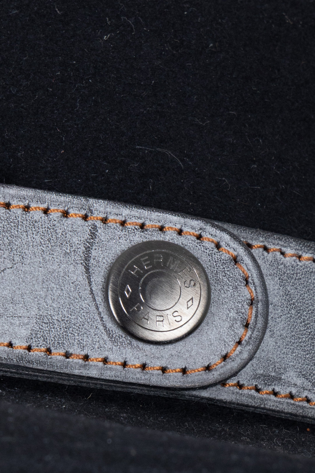 Chapeau HERMÈS en feutre de lapin noir, garni de cuir