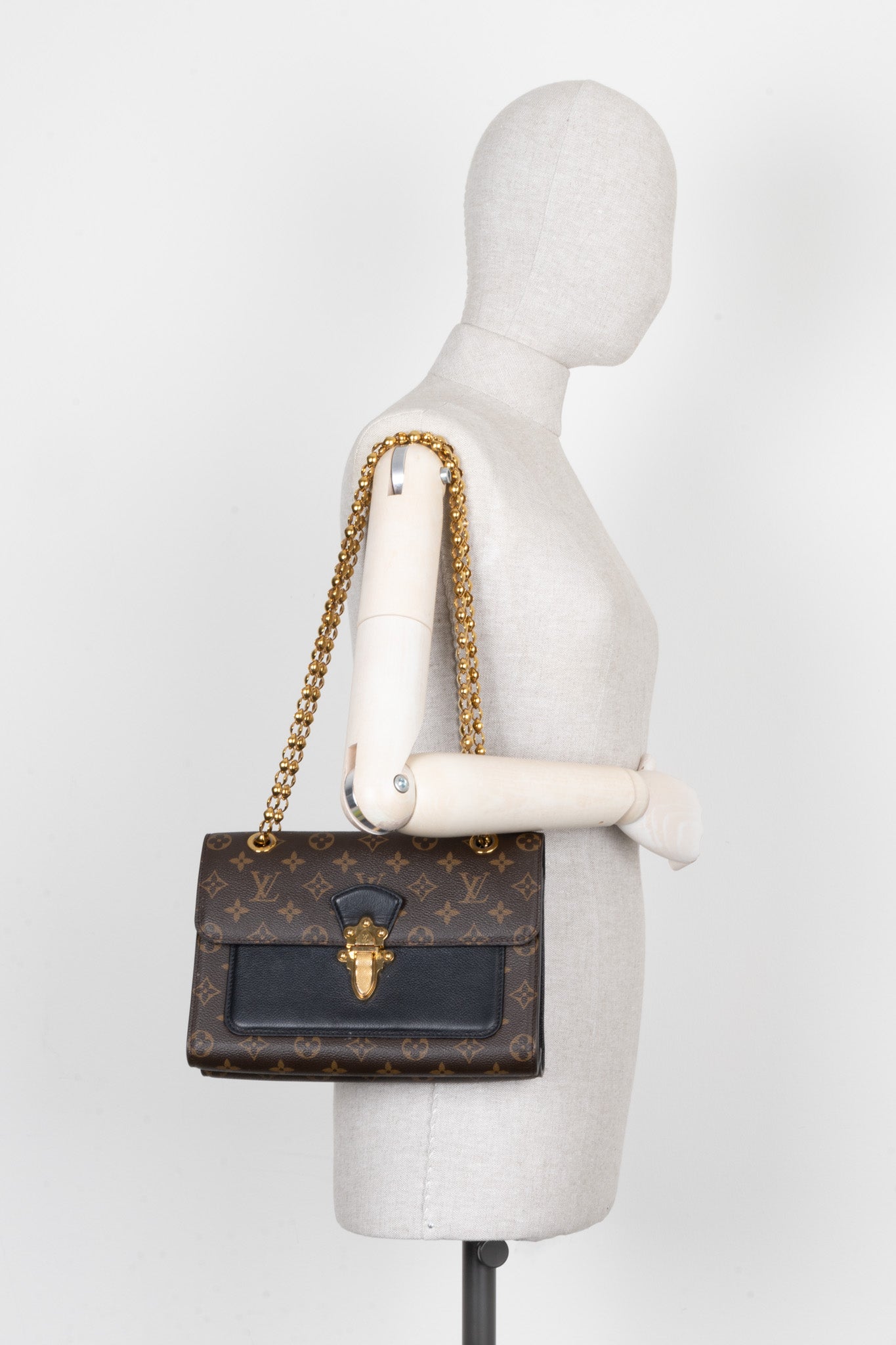 LOUIS VUITTON Victoire Bag MNG Canvas – REAWAKE