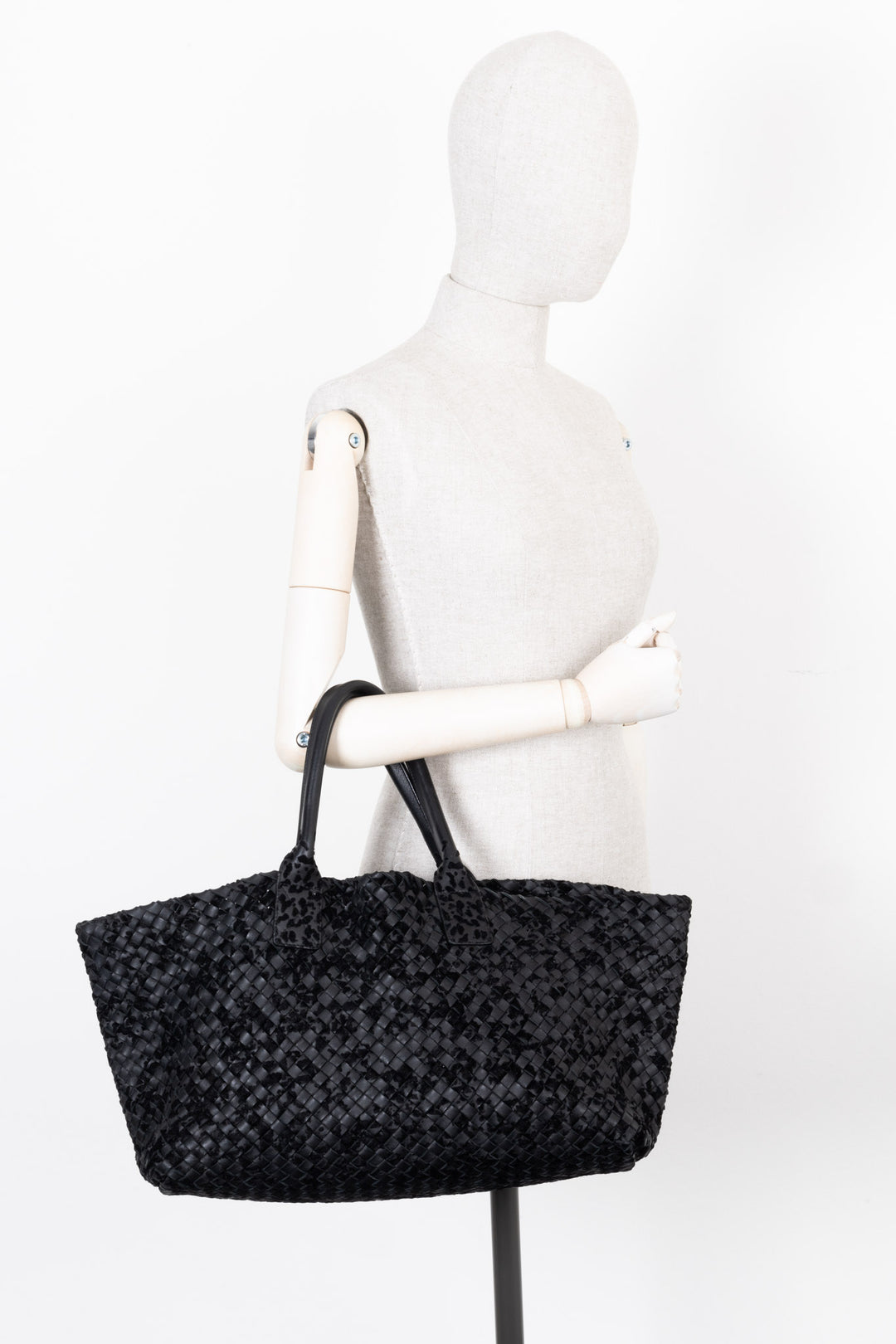 BOTTEGA VENETA Medium Cabat Tote Intrecciato Black with Velours Veneta