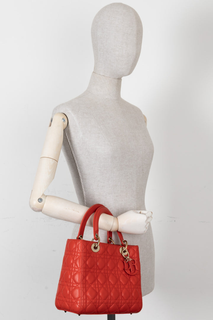 CHRISTIAN DIOR Sac Lady Dior Medium en cuir d’agneau rouge