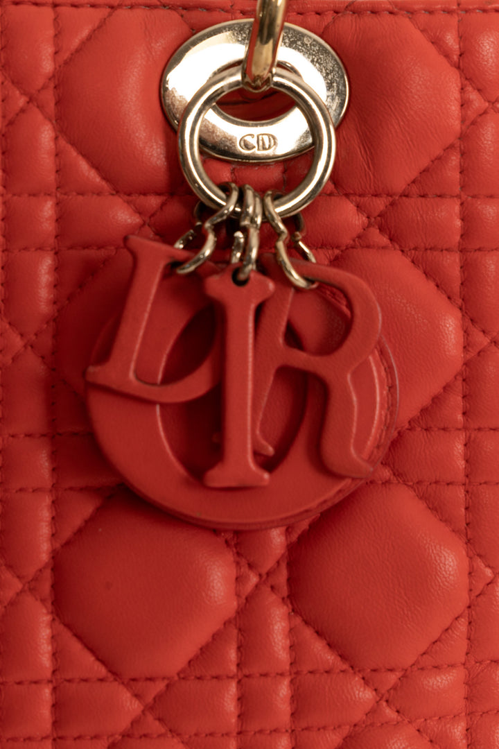 CHRISTIAN DIOR Sac Lady Dior Medium en cuir d’agneau rouge