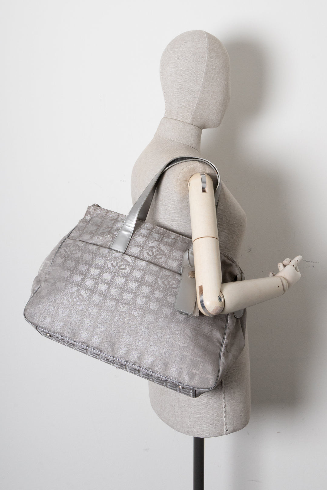 Sac cabas CHANEL New Travel Line en toile argentée