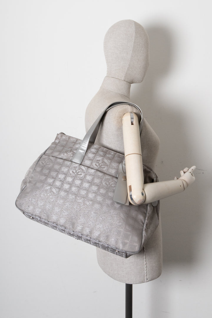 Sac cabas CHANEL New Travel Line en toile argentée