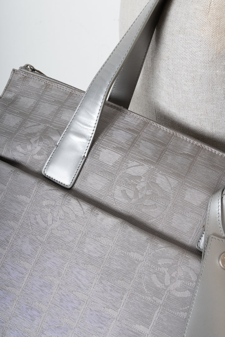 Sac cabas CHANEL New Travel Line en toile argentée