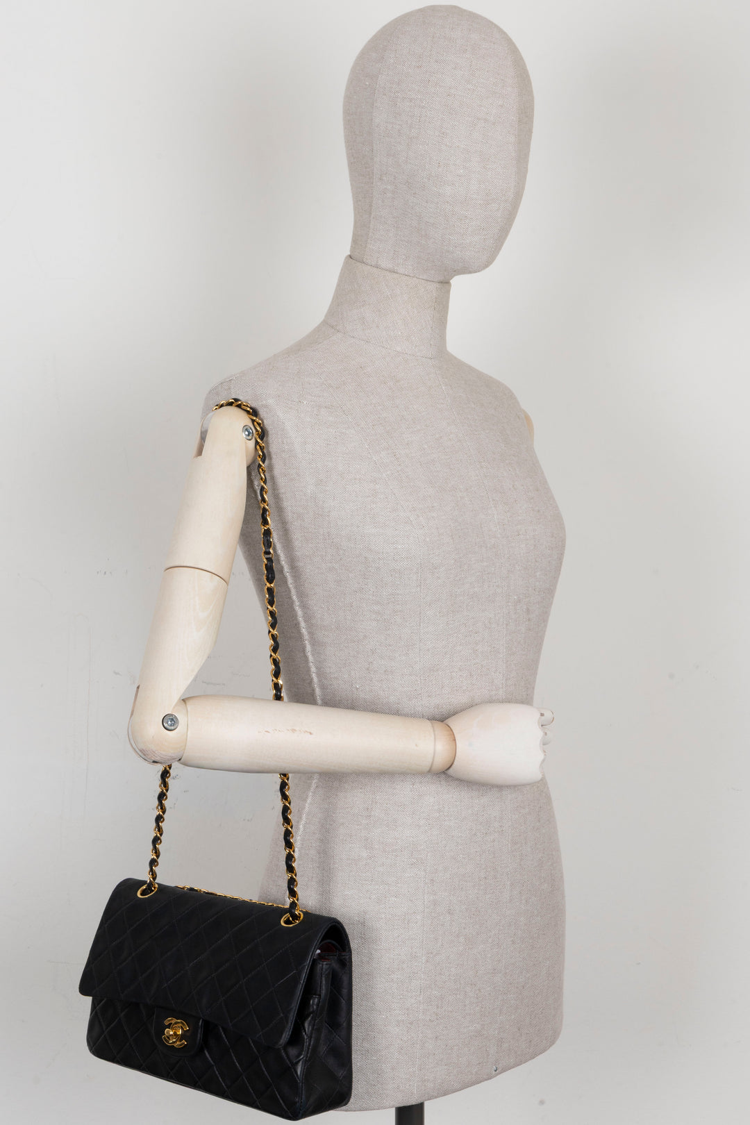 Sac CHANEL Vintage à double rabat, taille moyenne, en cuir d’agneau noir