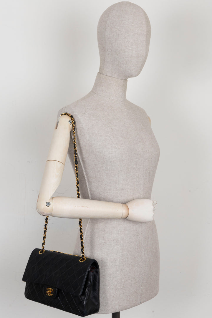 Sac CHANEL Vintage à double rabat, taille moyenne, en cuir d’agneau noir